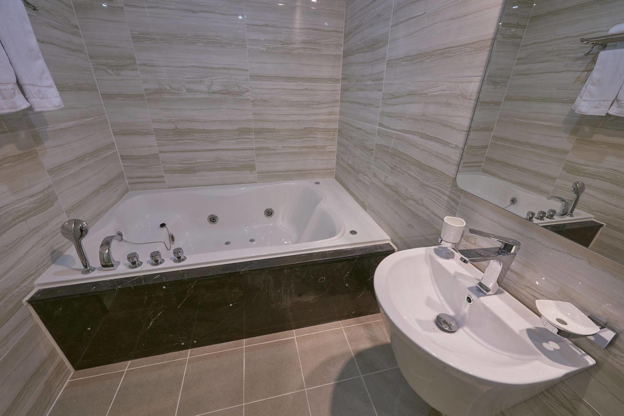 Dubai Hotel Gwangju Metropolitan City ภายนอก รูปภาพ