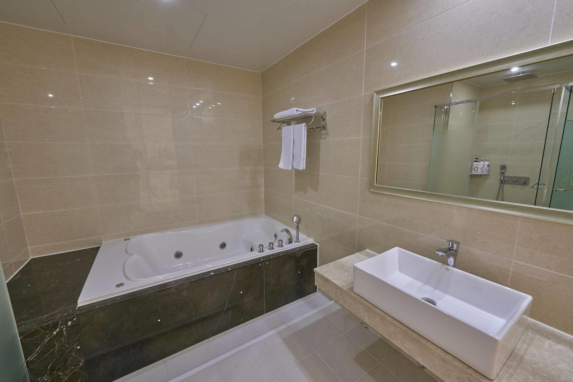 Dubai Hotel Gwangju Metropolitan City ภายนอก รูปภาพ