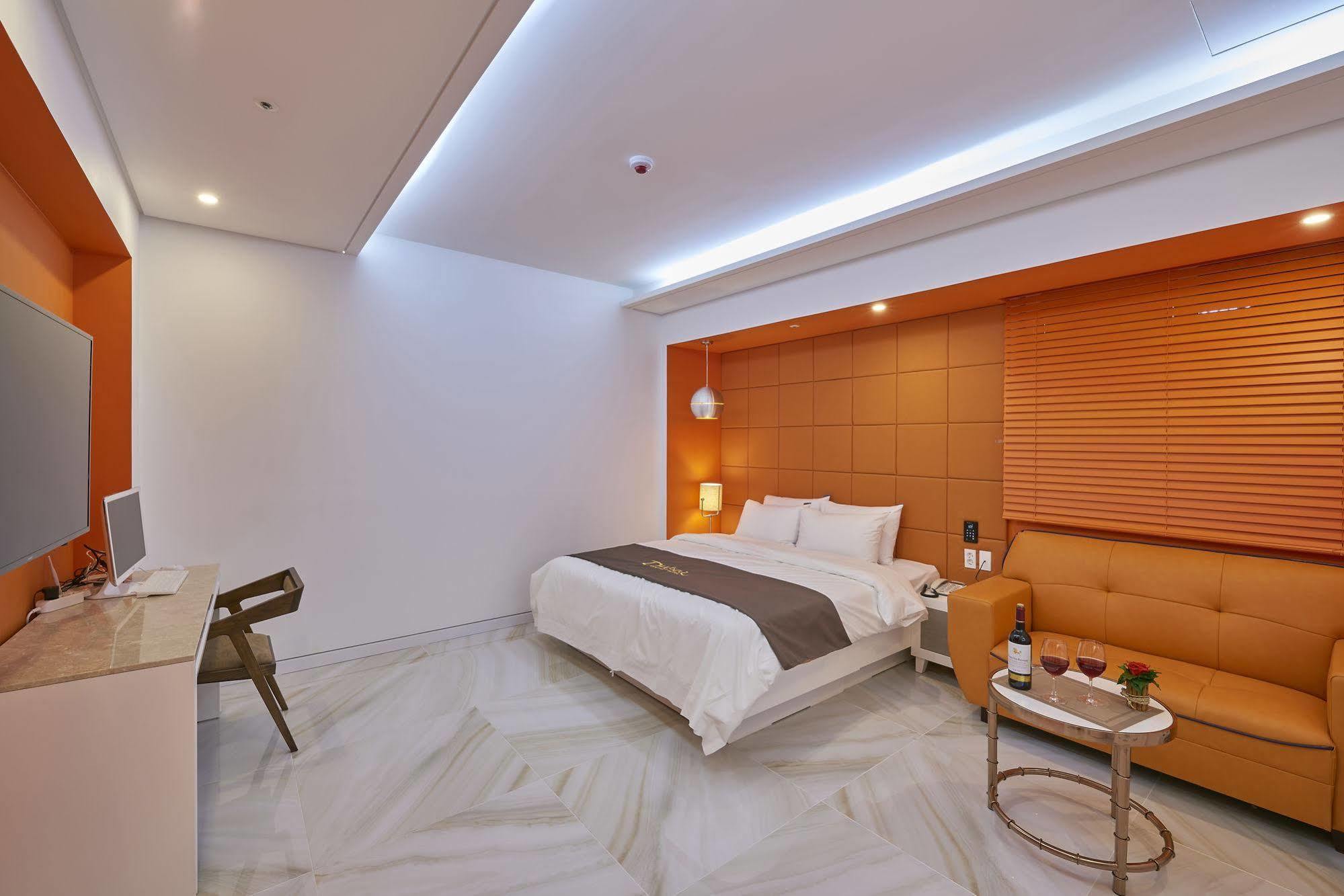 Dubai Hotel Gwangju Metropolitan City ภายนอก รูปภาพ