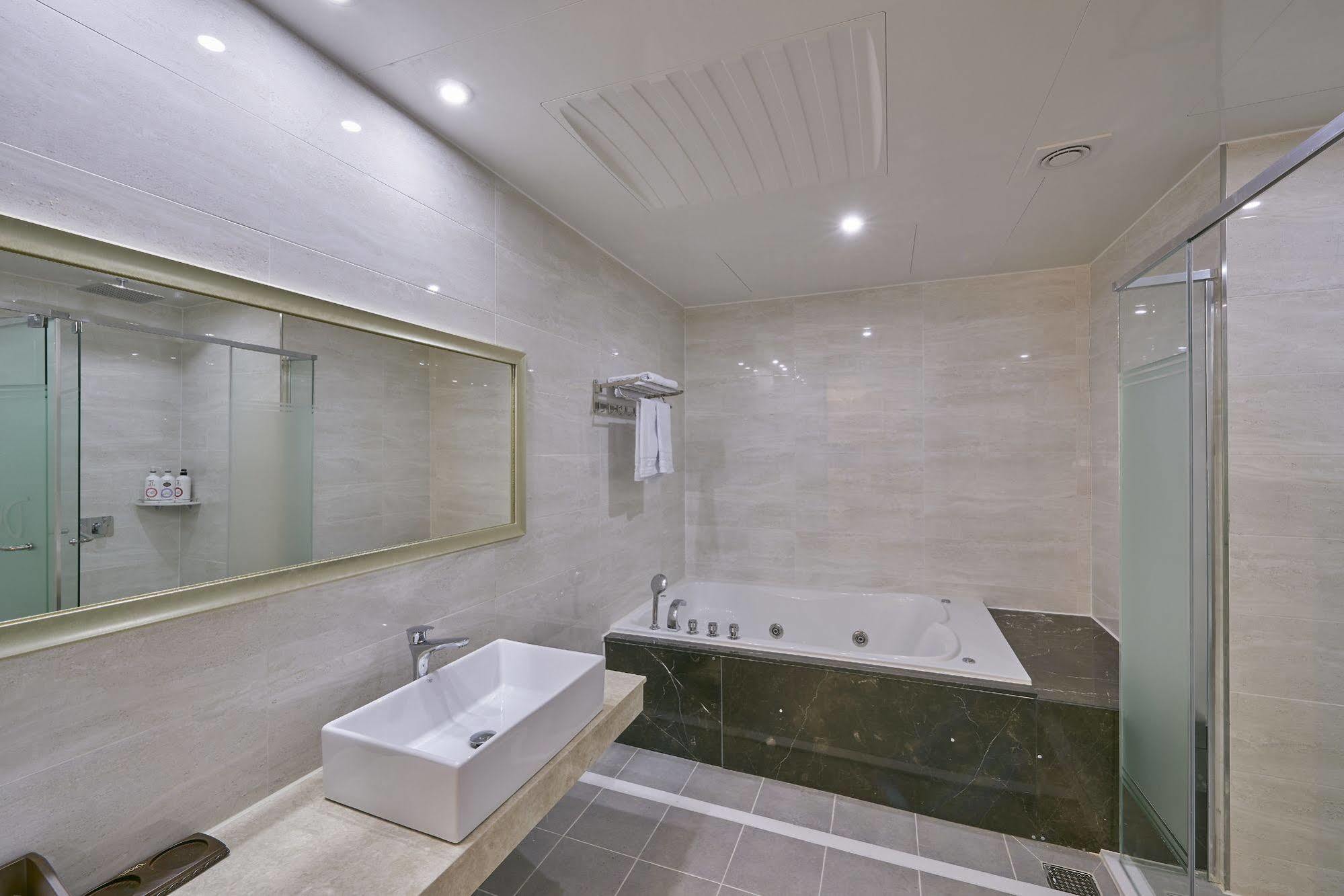 Dubai Hotel Gwangju Metropolitan City ภายนอก รูปภาพ